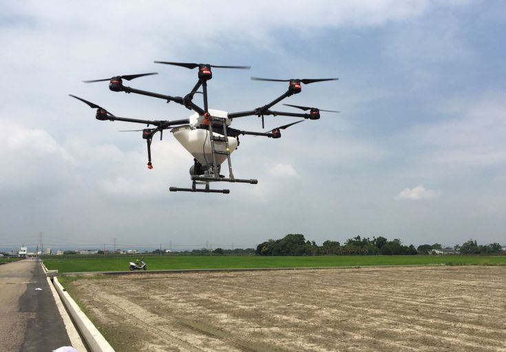 圖3、無人機撒播穀種每分地2分鐘完成。
