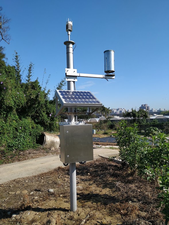 圖一、田區架設小型農業氣象站監測光照、雨水、溫度、相對溼度等資訊，以太陽能電磁供電，4G網路傳輸至雲端主機
