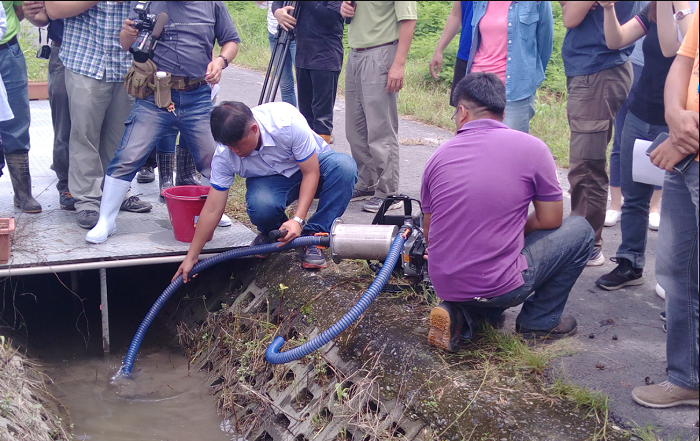 圖2、濕式福壽螺清除機具田間溝渠操作情況