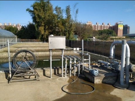 農場設置大型蓄水池，採用2臺7.5馬力的抽水馬達供應全區溫室灌溉