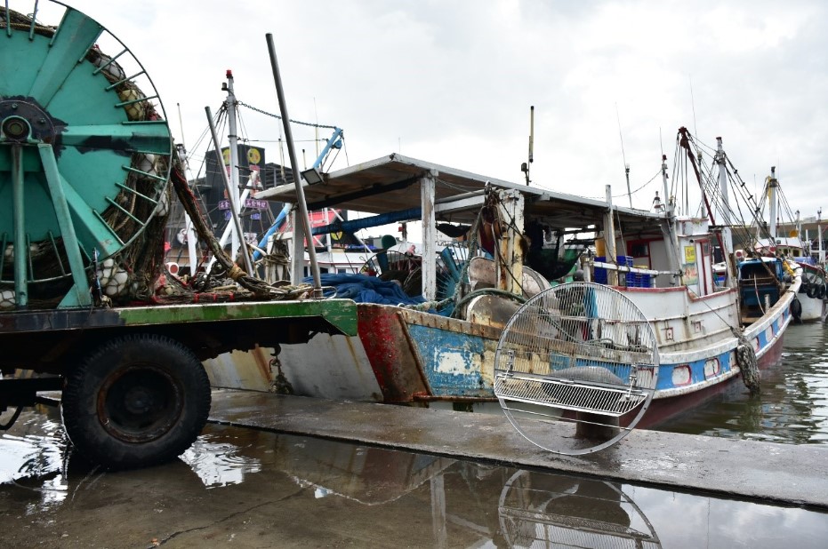 圖4、本團隊與東港地區漁順發2號櫻花蝦漁船合作組裝幼雜魚逃脫裝置的情形。