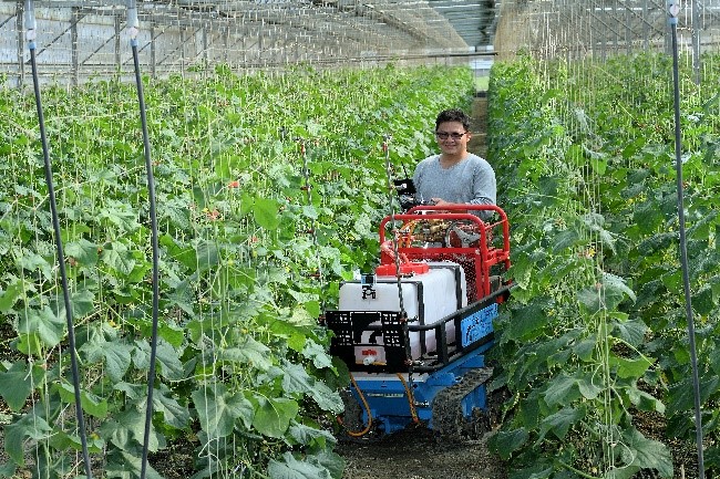 圖四、農友使用智慧化噴藥車笑開懷