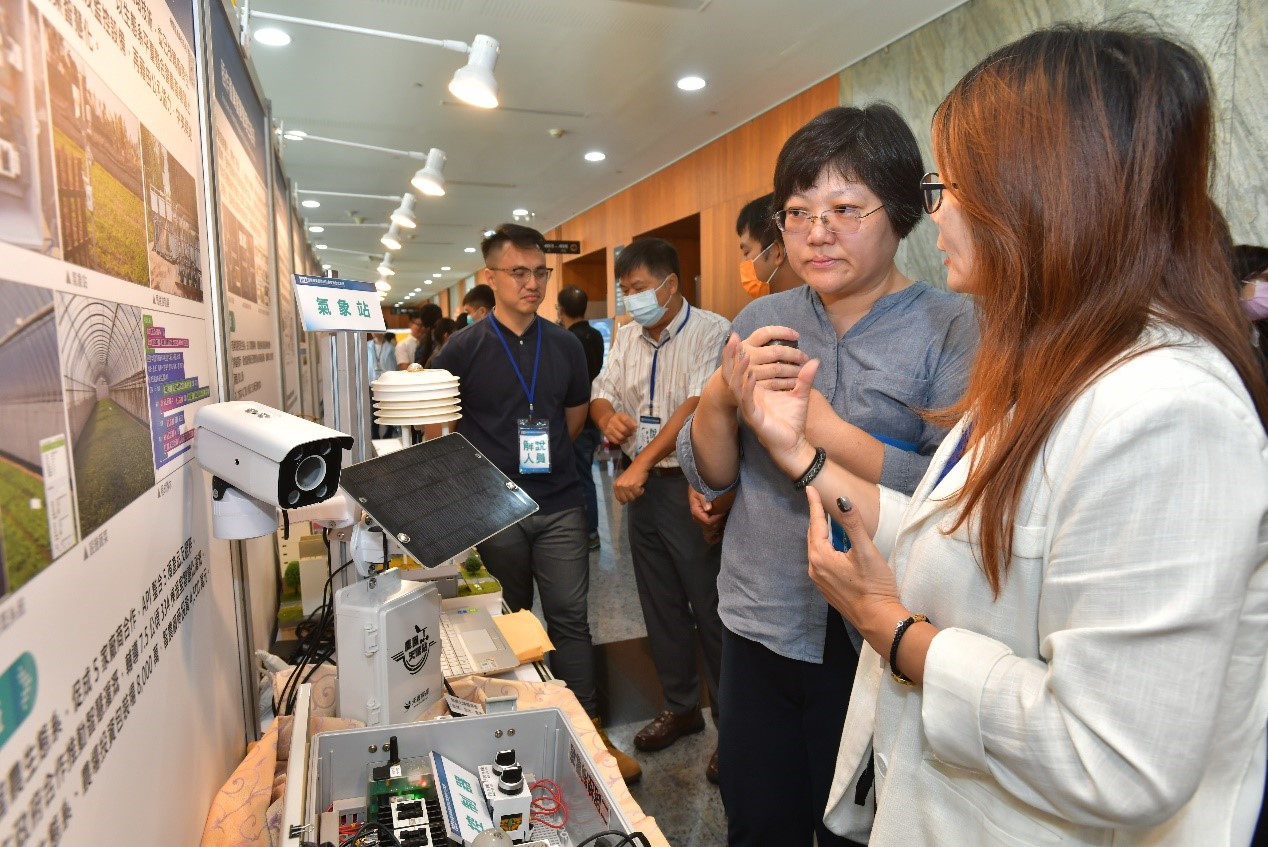 圖4、與會者和聯合成果展現場展出技術服務業者進行交流